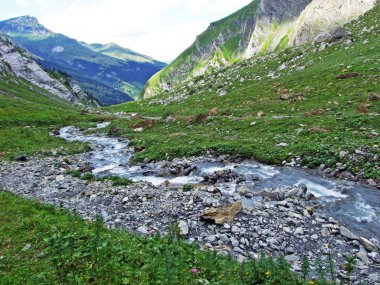 Im Loch alp Vadisi 'nde jetzbach dere-Glarus Kantonu, Isviçre