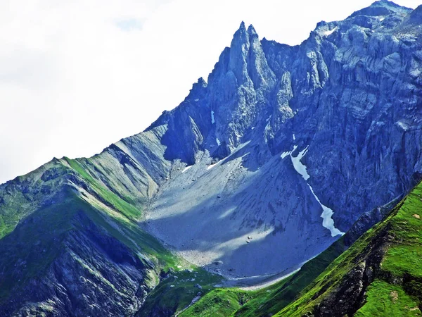 Камни Скалы Альпийской Долине Сернфталь Кантон Гларус Швейцария — стоковое фото