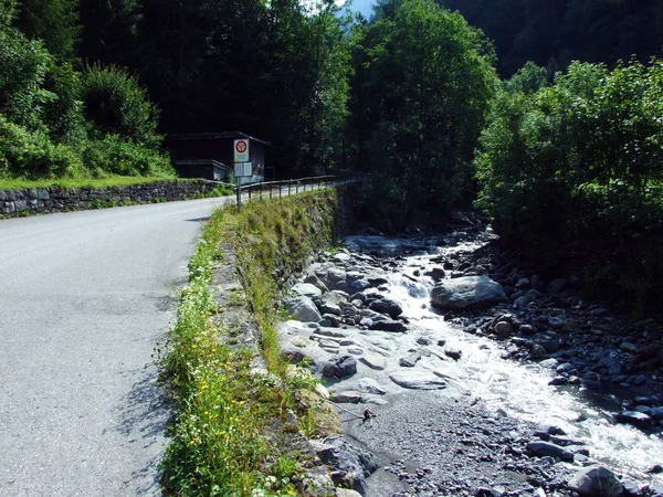 Fluxo Jetzbach Vale Alpino Loch Cantão Glarus Suíça — Fotografia de Stock