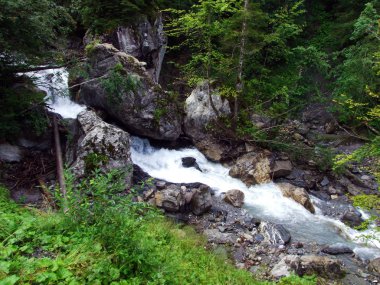 La Loch 'un alp vadisindeki Jetzbach akımında Falls ve Cascades-Glarus Kantonu, Isviçre