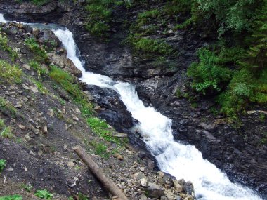 La Loch 'un alp vadisindeki Jetzbach akımında Falls ve Cascades-Glarus Kantonu, Isviçre