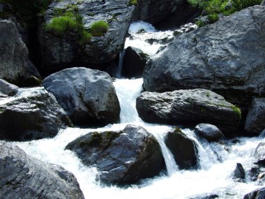 La Loch 'un alp vadisindeki Jetzbach akımında Falls ve Cascades-Glarus Kantonu, Isviçre