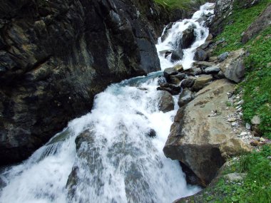 La Loch 'un alp vadisindeki Jetzbach akımında Falls ve Cascades-Glarus Kantonu, Isviçre
