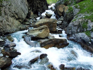 La Loch 'un alp vadisindeki Jetzbach akımında Falls ve Cascades-Glarus Kantonu, Isviçre