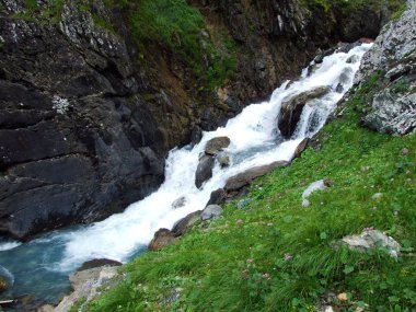 La Loch 'un alp vadisindeki Jetzbach akımında Falls ve Cascades-Glarus Kantonu, Isviçre