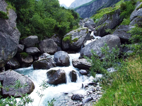 Wodospady Kaskady Strumieniu Jetzbach Alpejskiej Dolinie Loch Canton Glarus Szwajcaria — Zdjęcie stockowe