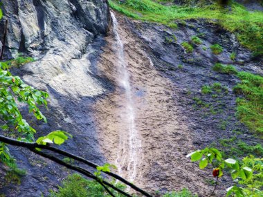 Jetzbach akarsu ve ım Loch alp Vadisi 'nde kolları üzerinde mevsimlik şelaleler-Glarus Kantonu, İsviçre