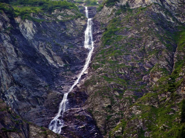 Sezonowe Wodospady Dopływach Strumienia Jetzbach Alpejskiej Dolinie Loch Canton Glarus — Zdjęcie stockowe