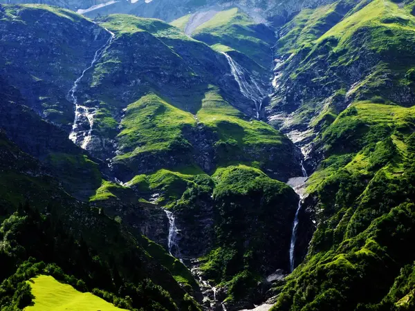 Сезонные Водопады Притоках Реки Ецбах Альпийской Долине Лох Кантон Гларус — стоковое фото