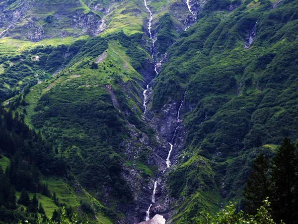Jetzbach ストリームとで高山の谷の グラールス州のカントン スイス連邦共和国の支流に季節の滝 — ストック写真