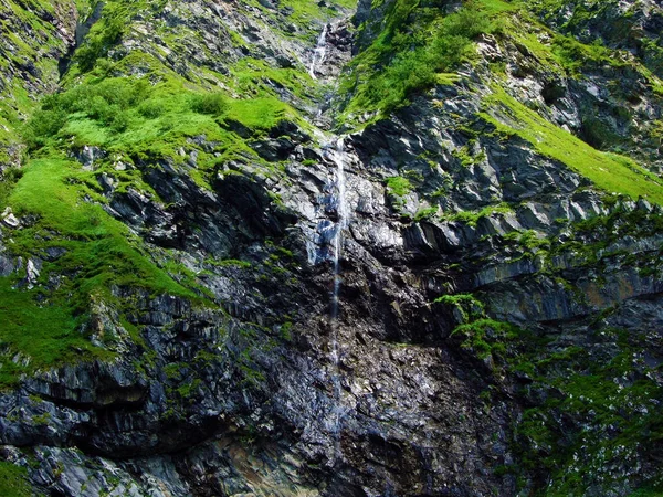 Sezónní Vodopády Přítoky Říčky Jetzbach Alpském Údolí Jezero Kanton Glarus — Stock fotografie