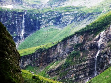 Şelale Oberer Jetzbachfall ve Wannenbachfall ım Loch alp vadisinde-Glarus Kantonu, Isviçre