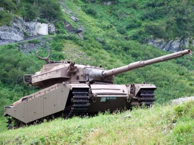 Eski askeri tanklar üzerinde çekim aralığı Wichlen veya Alte militarische Panzer Schiessplatz Wichlen, Elm-Glarus Kantonu, Isviçre