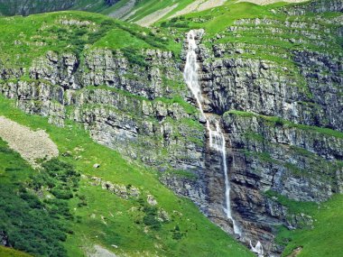 Wichlen Alpine Vadisi 'nde mattbachfall Şelalesi-Glarus Kantonu, Isviçre