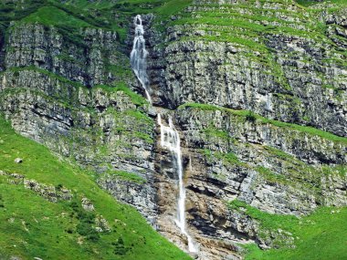 Wichlen Alpine Vadisi 'nde mattbachfall Şelalesi-Glarus Kantonu, Isviçre