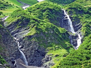 Wichlen Alpine Vadisi 'ndeki Mitteleggbach akarsu üzerinde şelaleler-Glarus Kantonu, Isviçre