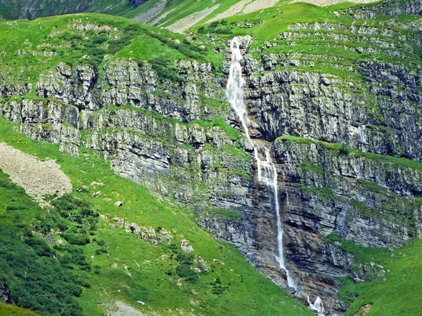 瑞士格洛鲁斯州威克伦高山谷的马塔巴奇瀑布 — 图库照片