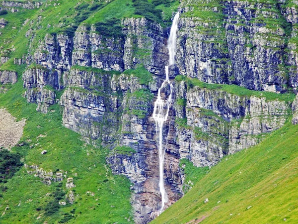 Cachoeira Mattbachfall Vale Alpino Wichlen Cantão Glarus Suíça — Fotografia de Stock