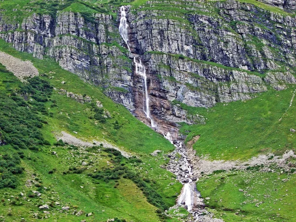 Cascada Mattbachfall Valle Alpino Wichlen Cantón Glarus Suiza —  Fotos de Stock