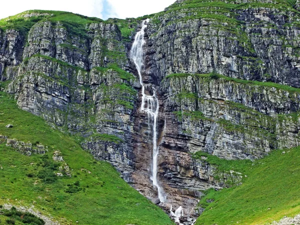 Cachoeira Mattbachfall Vale Alpino Wichlen Cantão Glarus Suíça — Fotografia de Stock