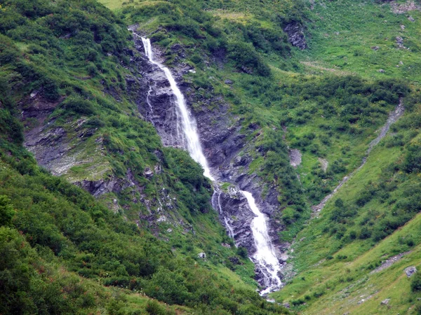 瑞士格洛鲁斯州威克伦高山谷的 Mittelegbach 溪上的瀑布 — 图库照片