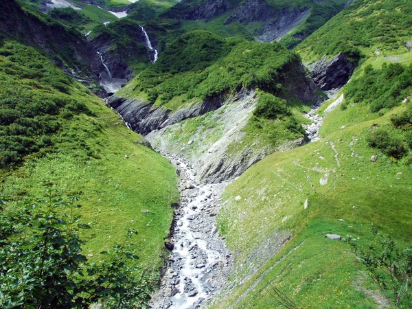 Watervallen Mitteleggbach Stroom Wichlen Alpine Valley Kanton Glarus Zwitserland — Stockfoto