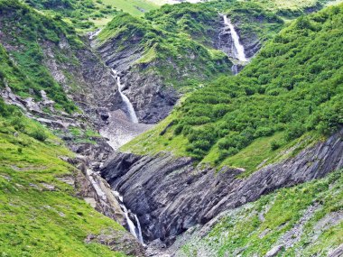 Wichlen Alpine Vadisi 'ndeki Mitteleggbach akarsu üzerinde şelaleler-Glarus Kantonu, Isviçre