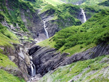 Wichlen Alpine Vadisi 'ndeki Mitteleggbach akarsu üzerinde şelaleler-Glarus Kantonu, Isviçre