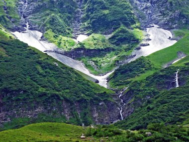 Wichlen Alpine Vadisi 'ndeki Mitteleggbach akarsu üzerinde şelaleler-Glarus Kantonu, Isviçre