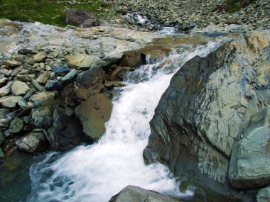 Mattbach akışı Wichlen Alp Vadisi - Canton Glarus, İsviçre