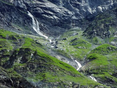 Alp zirvelerinde Glarner Vorab ve Bunder Vorab altında isimsiz şelaleler ım Loch vadisinde-Glarus Kantonu, Isviçre