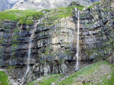 Alp zirvelerinde Glarner Vorab ve Bunder Vorab altında isimsiz şelaleler ım Loch vadisinde-Glarus Kantonu, Isviçre