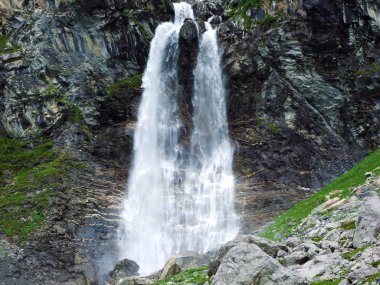 Alp zirvelerinde Glarner Vorab ve Bunder Vorab altında isimsiz şelaleler ım Loch vadisinde-Glarus Kantonu, Isviçre