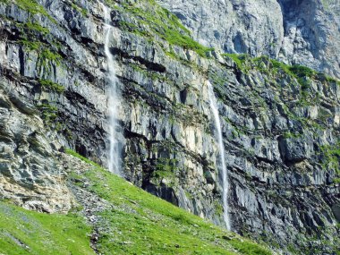 Alp zirvelerinde Glarner Vorab ve Bunder Vorab altında isimsiz şelaleler ım Loch vadisinde-Glarus Kantonu, Isviçre