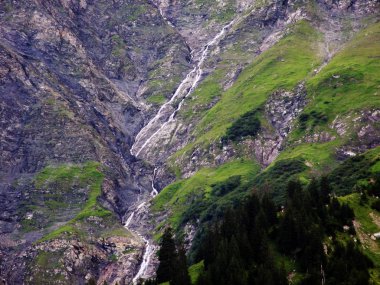 Alp zirvelerinde Glarner Vorab ve Bunder Vorab altında isimsiz şelaleler ım Loch vadisinde-Glarus Kantonu, Isviçre
