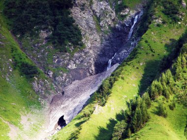 Alp zirvelerinde Glarner Vorab ve Bunder Vorab altında isimsiz şelaleler ım Loch vadisinde-Glarus Kantonu, Isviçre