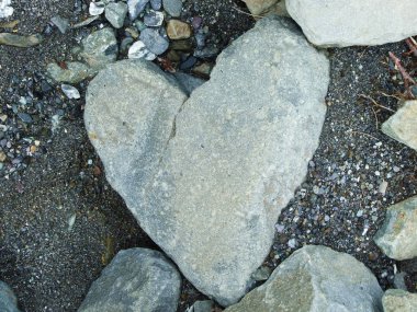 Doğal olarak şekilli taş kalp akarsu boyunca Jetzbach La Loch alp vadisinde-Glarus Kantonu, Isviçre