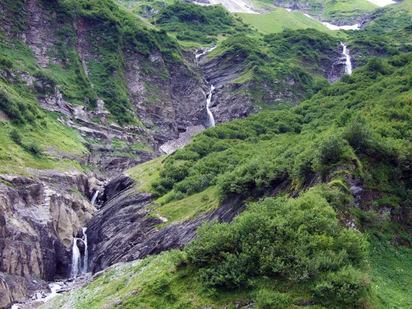 Cascate Sul Torrente Mitteleggbach Nella Valle Alpina Del Wichlen Cantone — Foto Stock