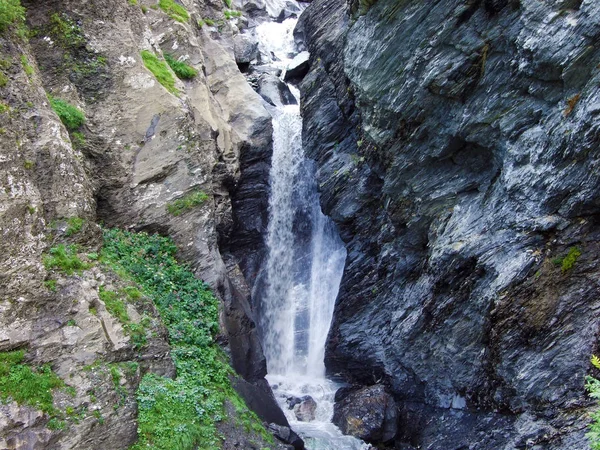 Cascate Sul Torrente Mitteleggbach Nella Valle Alpina Del Wichlen Cantone — Foto Stock