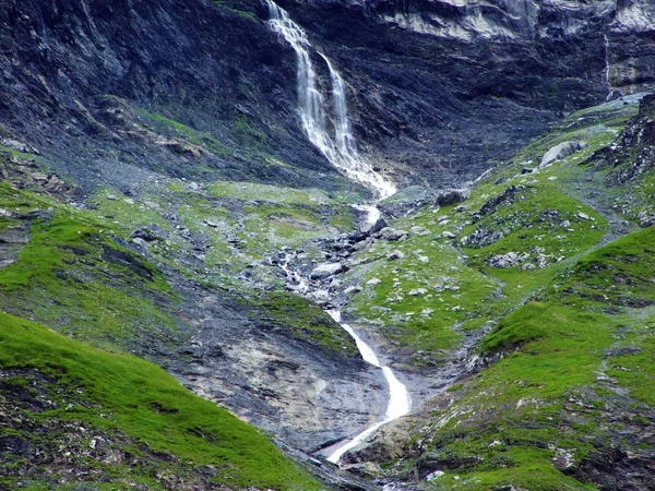 Bezimienny Wodospady Pod Alpejskie Szczyty Glarner Vorab Bunder Vorab Dolinie — Zdjęcie stockowe