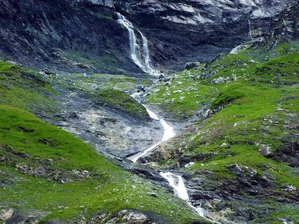 Безіменний Водоспад Під Альпійськими Вершинами Glunner Vorab Bunder Vorab Долині — стокове фото