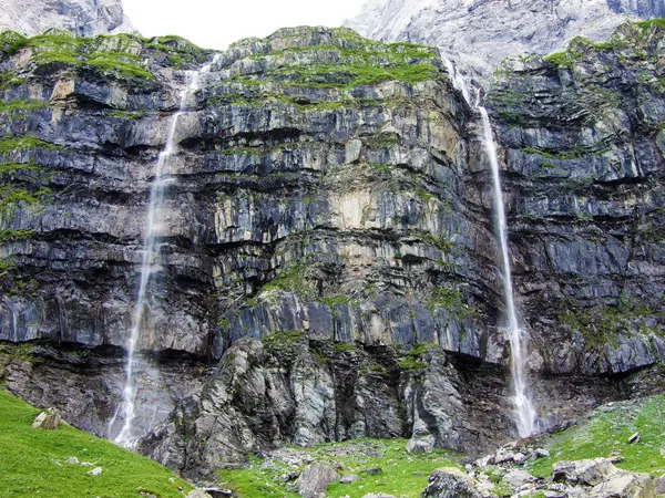 瑞士格拉鲁斯州林湖山谷的高山山峰 Glarner Vorab Vorab 下的无名瀑布 — 图库照片