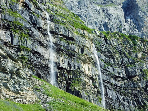 瑞士格拉鲁斯州林湖山谷的高山山峰 Glarner Vorab Vorab 下的无名瀑布 — 图库照片