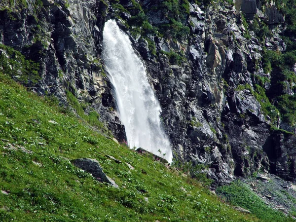 Cachoeiras Sem Nome Sob Picos Alpinos Glarner Vorab Bunder Vorab — Fotografia de Stock