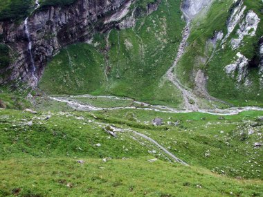 Şelale Wannenbachfall içinde Alp Vadisi, Im Loch - Canton Glarus, İsviçre