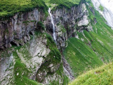 Şelale Wannenbachfall içinde Alp Vadisi, Im Loch - Canton Glarus, İsviçre