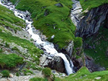 Şelale Unterer Jetzbachfall içinde Alp Vadisi, Im Loch - Canton Glarus, İsviçre