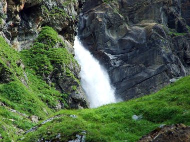 Şelale Unterer Jetzbachfall içinde Alp Vadisi, Im Loch - Canton Glarus, İsviçre