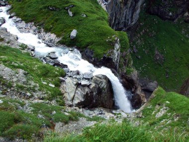 Şelale Unterer Jetzbachfall içinde Alp Vadisi, Im Loch - Canton Glarus, İsviçre