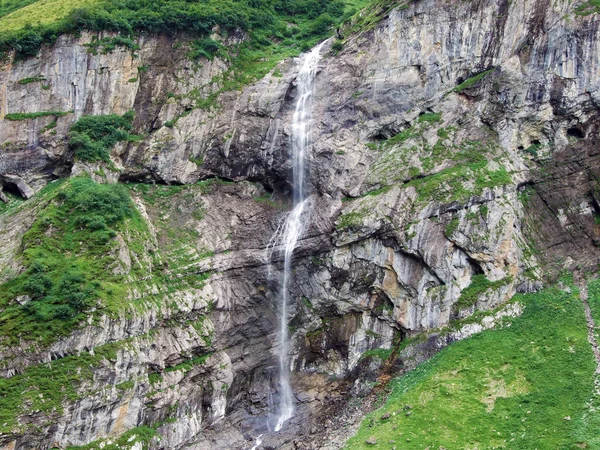 瑞士格拉鲁斯州的高山山谷的瀑布 — 图库照片